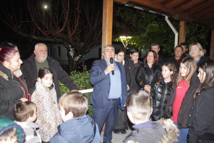 Φωταγωγήθηκε το Χριστουγεννιάτικο Δέντρο στους Γόμφους