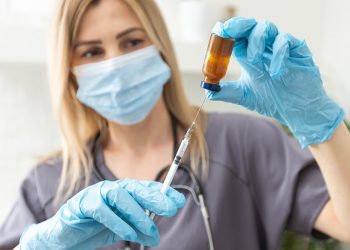 Βρετανία: Κλείνουν σχολεία, επανέρχεται η υποχρεωτική μάσκα