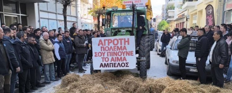 Κινητοποίηση αγροτών και κτηνοτρόφων έξω από το πολιτικό γραφείο του υΠΑΑΤ Κ. Τσιάρα – Άδειασαν ζωοτροφές και επέδωσαν ψήφισμα με αιτήματα (ΕΙΚΟΝΕΣ – ΒΙΝΤΕΟ)