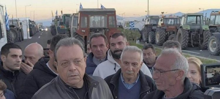 Σ. Φάμελλος από το αγροτικό μπλόκο του Ε-65 στην Καρδίτσα: Να φύγει γρήγορα αυτή η κυβέρνηση, εμείς στηρίζουμε τον αγώνα σας (ΕΙΚΟΝΕΣ)