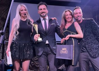 Ο Έλληνας τραγουδιστής που «σαρώνει» τα βραβεία στο εξωτερικό! (ΕΙΚΟΝΕΣ)