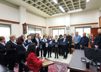 Κάλαντα και ευχές από τη χορωδία του Ε΄ ΚΑΠΗ στον Δήμαρχο Τρικκαίων