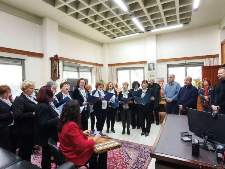 Κάλαντα και ευχές από τη χορωδία του Ε΄ ΚΑΠΗ στον Δήμαρχο Τρικκαίων