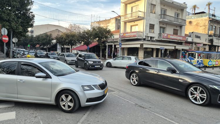 Επιτέλους!!! Κυκλοφοριακό κομφούζιο στα Τρίκαλα (και ναι…χαιρόμαστε!!!) – ΒΙΝΤΕΟ