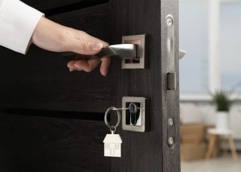Όσα πρέπει να γνωρίζουμε πριν φύγουμε από το σπίτι τις γιορτές – Χρήσιμες συμβουλές της Αστυνομίας