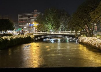 Ο Ληθαίος… φουσκωμένος και επιβλητικός – Η πόλη λάμπει, το ποτάμι βρυχάται