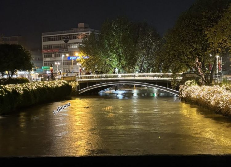 Ο Ληθαίος… φουσκωμένος και επιβλητικός – Η πόλη λάμπει, το ποτάμι βρυχάται