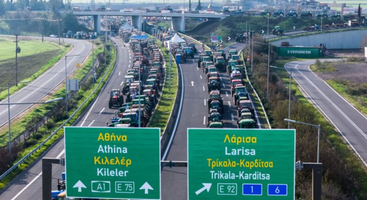 Μπλόκο Νίκαιας: Οι αγρότες κλείνουν το απόγευμα τους παρακαμπτήριους – Στα “δύο” κόβεται η Χώρα