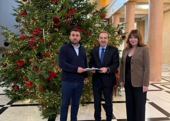 Παράδοση προμελέτης για την ενεργειακή αναβάθμιση του Πρωτοδικείου Καλαμπάκας από τον Δήμαρχο Μετεώρων Λ. Αβραμόπουλο στον Υφυπουργό Δικαιοσύνης Ι. Μπούγα