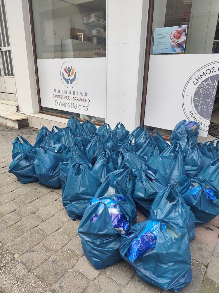 Ο Δήμος Μετεώρων δίπλα στις ευάλωτες οικογένειες με 380 «δέματα αγάπης»