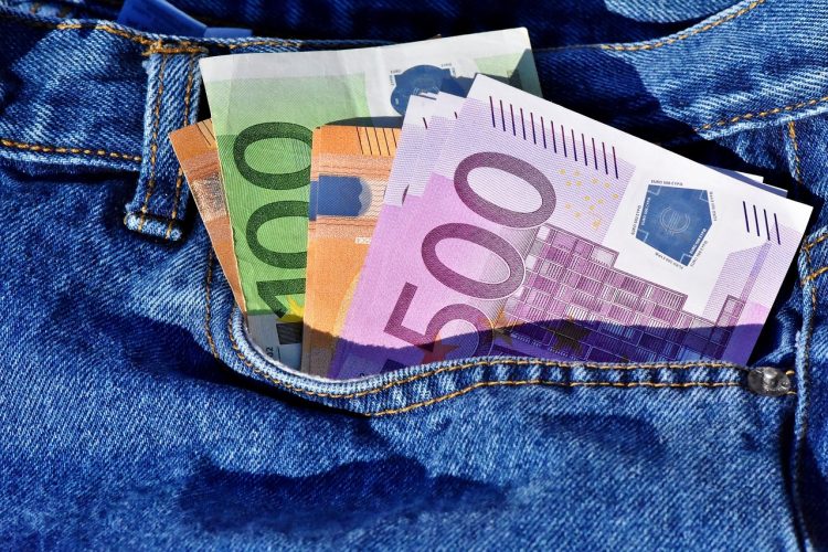 «Ζεστό» χρήμα πριν τα Χριστούγεννα: Προπληρώνονται επιδόματα, μαζί με δώρα και συντάξεις