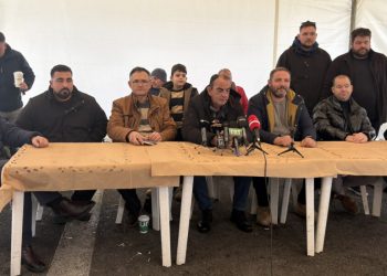 Aγρότες Νίκαιας: “Θα είμαστε εδώ και μετά τις γιορτές” (ΒΙΝΤΕΟ)