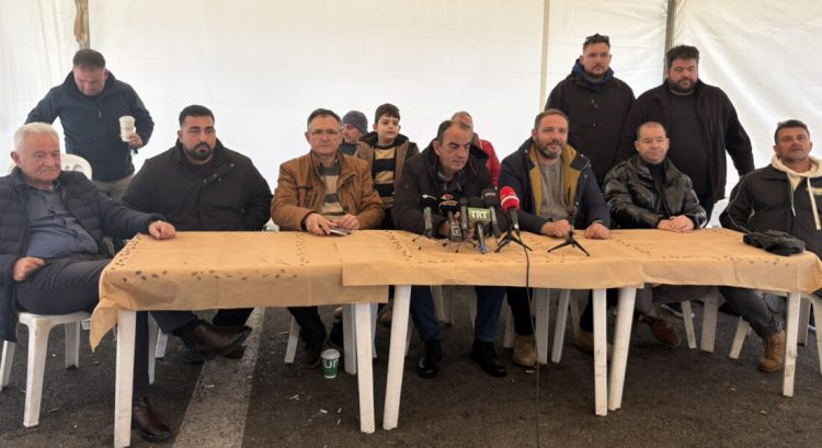 Aγρότες Νίκαιας: “Θα είμαστε εδώ και μετά τις γιορτές” (ΒΙΝΤΕΟ)