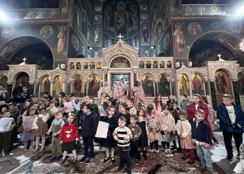 Με δωράκια έφυγαν όλα τα παιδάκια που εκκλησιάστηκαν σήμερα στον Μητροπολιτικό Ιερό Ναό Αγίου Νικολάου Τρικάλων (ΕΙΚΟΝΕΣ)