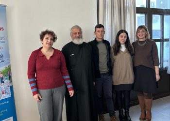 «Ξορκίζοντας τη Μοναξιά με Μουσική: Χριστουγεννιάτικη Μαγεία στην Καρδιά» από το Κέντρο Κοινότητας Δήμου Πύλης στην Πηγή