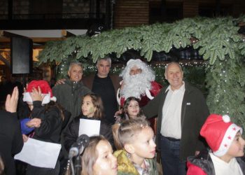 Φωταγωγήθηκε το Χριστουγεννιάτικο Δέντρο της Ελάτης