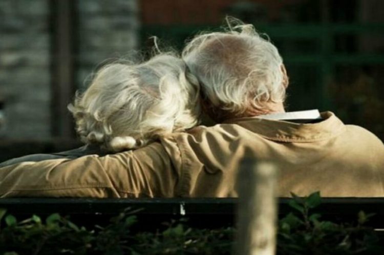 Ζευγάρι ηλικιωμένων ξεψύχησε ταυτόχρονα – Εναν χρόνο μετά τον θάνατο του γιου τους