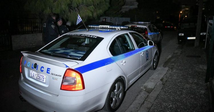 Τρεις συλλήψεις για κατοχή πτυσσόμενης ράβδου, ναρκωτικών και απόπειρας κλοπής