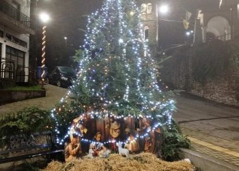 Φαντασμαγορική φωταγώγηση του Χριστουγεννιάτικου Δέντρου στην Πιάλεια