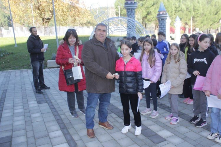 Οι μαθητές του Δημοτικού Σχολείου Πύλης τραγούδησαν τα κάλαντα στον Δήμαρχο Πύλης