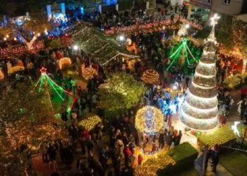 Χίος: Το χριστουγεννιάτικο χωριό από πλεκτά που μοιάζει βγαλμένο από παραμύθι ΒΙΝΤΕΟ