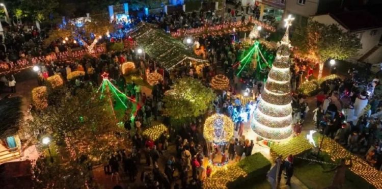 Χίος: Το χριστουγεννιάτικο χωριό από πλεκτά που μοιάζει βγαλμένο από παραμύθι ΒΙΝΤΕΟ