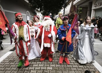 Βόλτα στα Τρίκαλα παραμονή Πρωτοχρονιάς με τη Δημοτική Φιλαρμονική, τον Αη βασίλη, τον Πίτερ Παν και τα Ξωτικά!