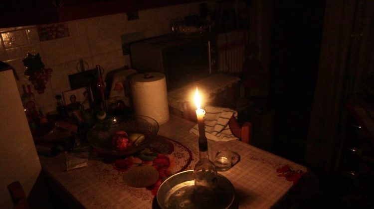 58χρονος καρδιοπαθής με ακρωτηριασμένο πόδι ζει εδώ και οχτώ μέρες χωρίς ρεύμα