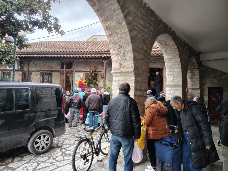 ΙΜΤΓΠ: Μοίρασε δέματα αγάπης σε άπορους Τρικαλινούς δύο ημέρες πριν από την Γέννηση του Χριστού (ΕΙΚΟΝΕΣ)