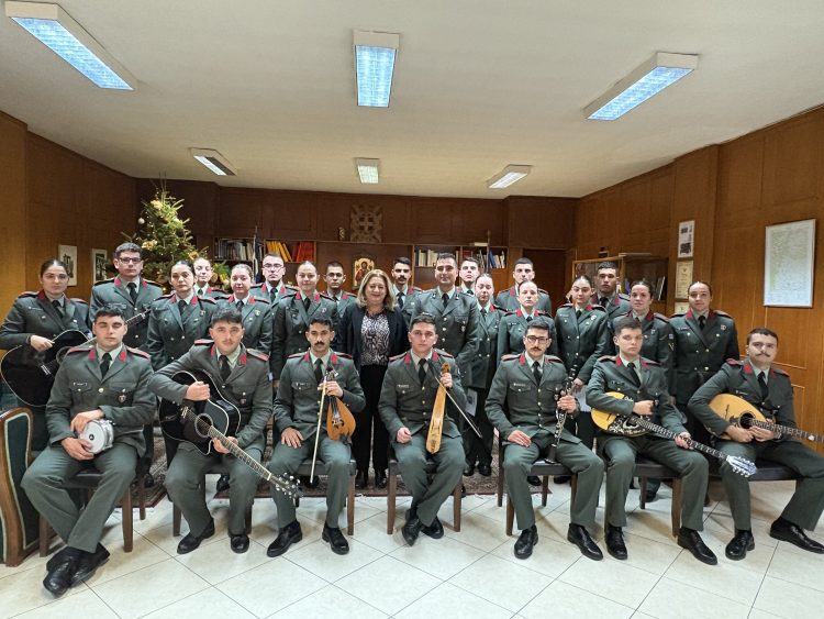 Κάλαντα στην Αντιπεριφερειάρχη Π.Ε. Τρικάλων Χρύσα Ντιντή από τη χορωδία της ΣΜΥ