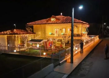 Στόλισε το σπίτι με 20.300 λαμπιόνια για τη σύζυγό του που λάτρευε τα Χριστούγεννα (ΒΙΝΤΕΟ)