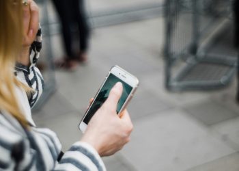 Γιατί πρέπει να κλείνετε το κινητό σας τηλέφωνο 5 λεπτά κάθε μέρα