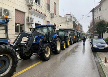 Συγκέντρωση διαμαρτυρίας με τρακτέρ στο Δικαστικό Μέγαρο Καρδίτσας από αγρότες του μπλόκου Ε65 για το αγροτοδικείο (ΕΙΚΟΝΕΣ – ΒΙΝΤΕΟ) 