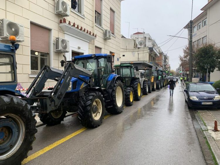 Συγκέντρωση διαμαρτυρίας με τρακτέρ στο Δικαστικό Μέγαρο Καρδίτσας από αγρότες του μπλόκου Ε65 για το αγροτοδικείο (ΕΙΚΟΝΕΣ – ΒΙΝΤΕΟ) 