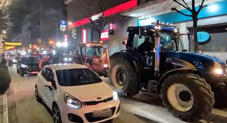 Πορεία αγροτών με τρακτέρ στο κέντρο της Λάρισας (ΒΙΝΤΕΟ)
