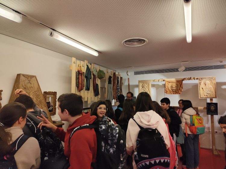 Βιβλιοθήκη Καλαμπάκας: Επίσκεψη μαθητών του 2ου Γυμνασίου Καλαμπάκας στην έκθεση ξυλογλυπτικής