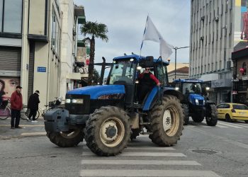 Προπαραμονή Πρωτοχρονιάς: Τα τρακτέρ ξανά στην κεντρική πλατεία των Τρικάλων (ΕΙΚΟΝΕΣ – ΒΙΝΤΕΟ)