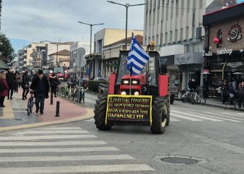 Προπαραμονή Πρωτοχρονιάς: Τα τρακτέρ ξανά στην κεντρική πλατεία των Τρικάλων (ΕΙΚΟΝΕΣ – ΒΙΝΤΕΟ)
