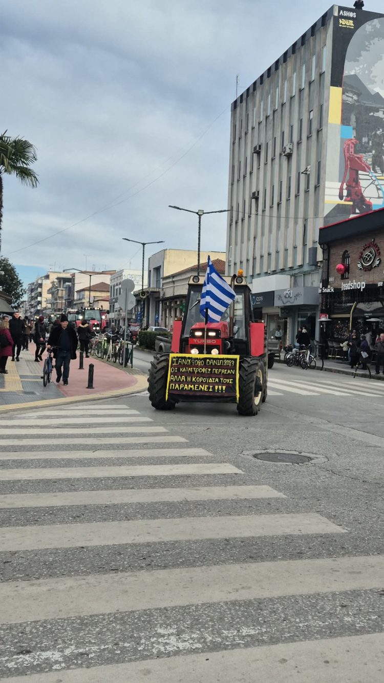 Προπαραμονή Πρωτοχρονιάς: Τα τρακτέρ ξανά στην κεντρική πλατεία των Τρικάλων (ΕΙΚΟΝΕΣ – ΒΙΝΤΕΟ)