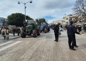 Προπαραμονή Πρωτοχρονιάς: Τα τρακτέρ ξανά στην κεντρική πλατεία των Τρικάλων (ΕΙΚΟΝΕΣ – ΒΙΝΤΕΟ)