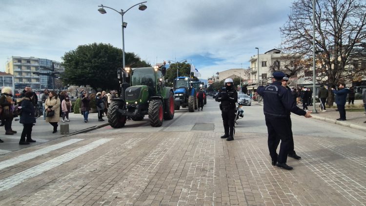 Προπαραμονή Πρωτοχρονιάς: Τα τρακτέρ ξανά στην κεντρική πλατεία των Τρικάλων (ΕΙΚΟΝΕΣ – ΒΙΝΤΕΟ)