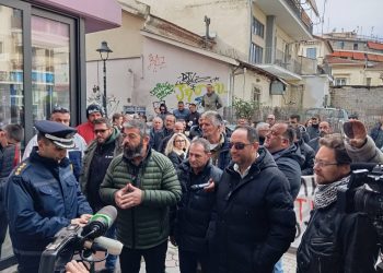 Τρίκαλα: Αγρότες έριξαν σανό έξω από τα Πολιτικά Γραφεία των τοπικών “γαλάζιων” Βουλευτών (ΕΙΚΟΝΕΣ – ΒΙΝΤΕΟ)