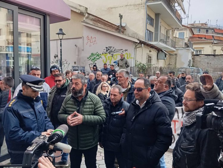 Τρίκαλα: Αγρότες έριξαν σανό έξω από τα Πολιτικά Γραφεία των τοπικών “γαλάζιων” Βουλευτών (ΕΙΚΟΝΕΣ – ΒΙΝΤΕΟ)