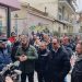 Τρίκαλα: Αγρότες έριξαν σανό έξω από τα Πολιτικά Γραφεία των τοπικών “γαλάζιων” Βουλευτών (ΕΙΚΟΝΕΣ – ΒΙΝΤΕΟ)