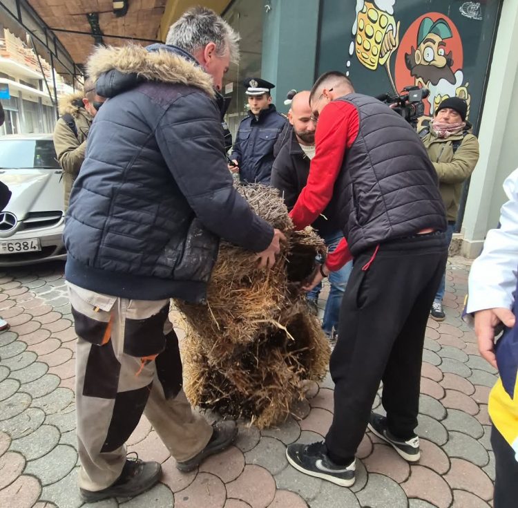 Τρίκαλα: Αγρότες έριξαν σανό έξω από τα Πολιτικά Γραφεία των τοπικών “γαλάζιων” Βουλευτών (ΕΙΚΟΝΕΣ – ΒΙΝΤΕΟ)