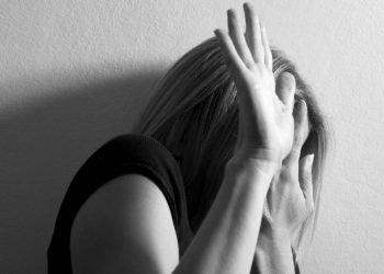 40χρονος απείλησε τη μητέρα του ότι θα βάλει φωτιά και θα την κάψει