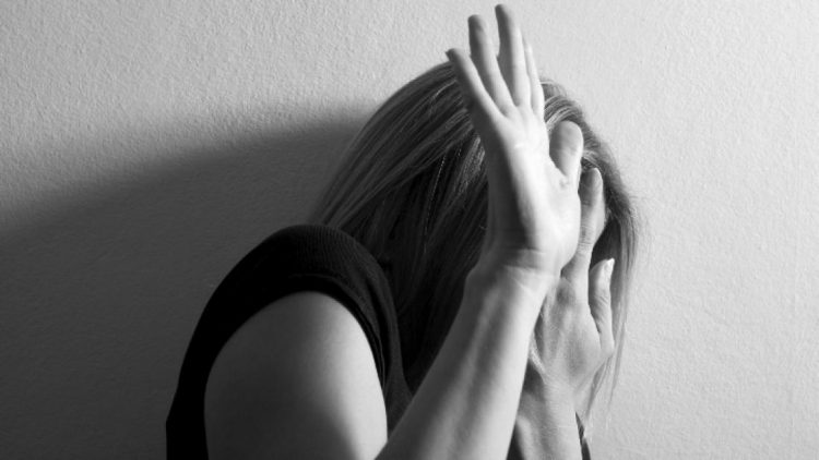 40χρονος απείλησε τη μητέρα του ότι θα βάλει φωτιά και θα την κάψει