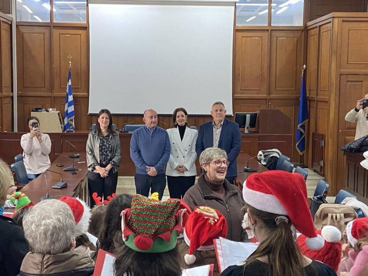 Κάλαντα από την Παιδική Χορωδία του Δημοτικού Ωδείου Τρικάλων στον Δήμαρχο Τρικκαίων