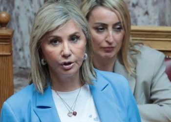 Μακρή στη Βουλή: O Μαρέδης με εκβίαζε για να μην με συκοφαντεί, με πίεζε να πληρώσω για να σταματήσει