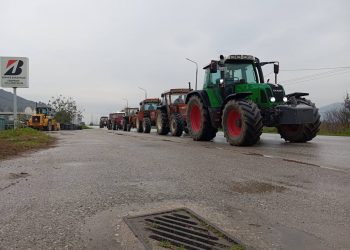 Μπλόκο Τρικάλων: Ξεκίνησε το κομβόι των τρακτέρ από το Ζάρκο για τον κόμβο Μεγαλοχωρίου (ΕΙΚΟΝΕΣ – ΒΙΝΤΕΟ)
